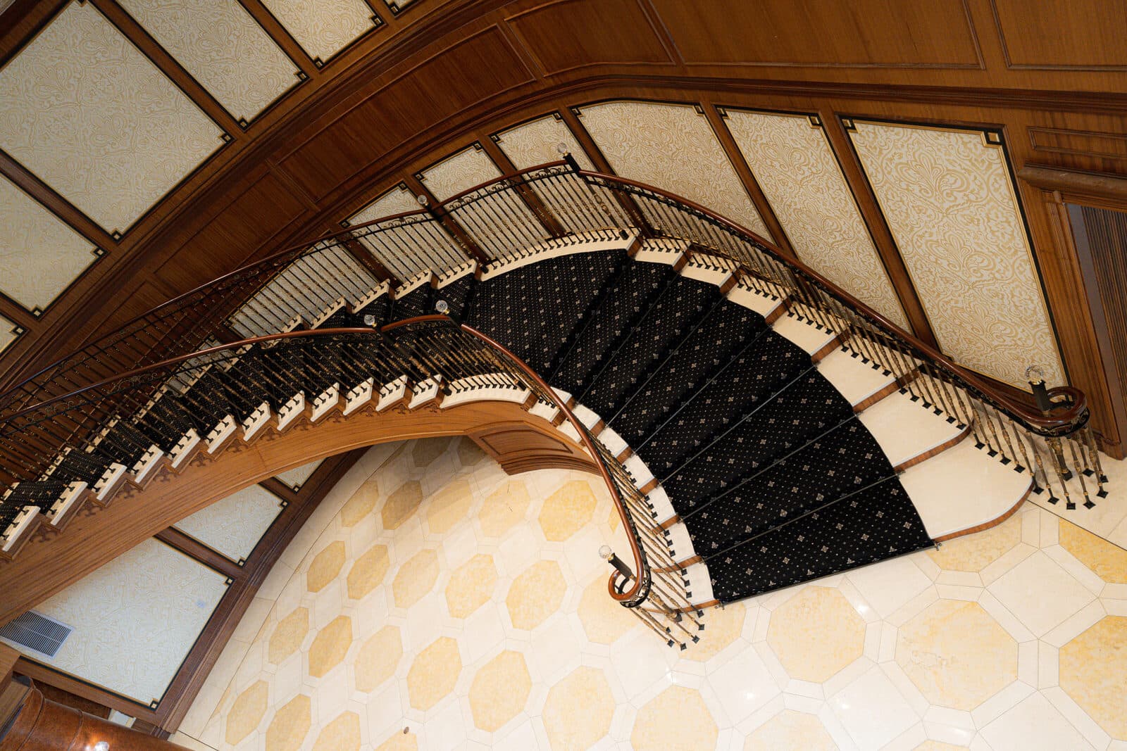 The stair curve seen from above with damask wall panels