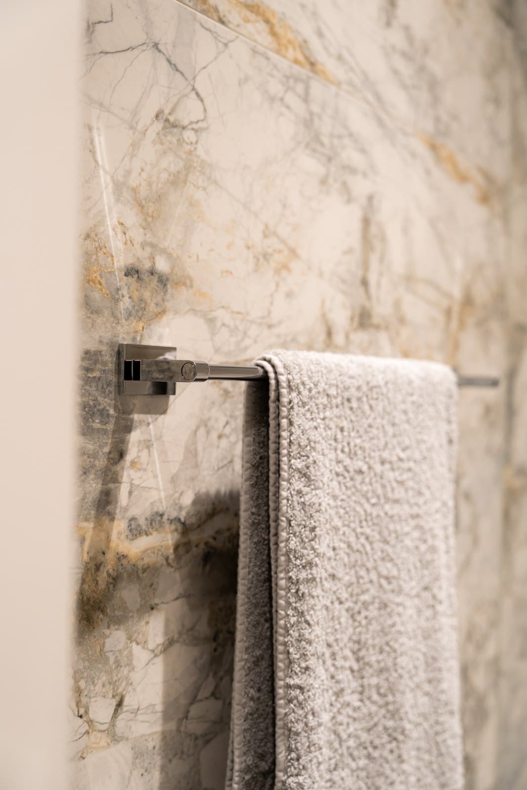 Book matched marble wall met by a single polished bar