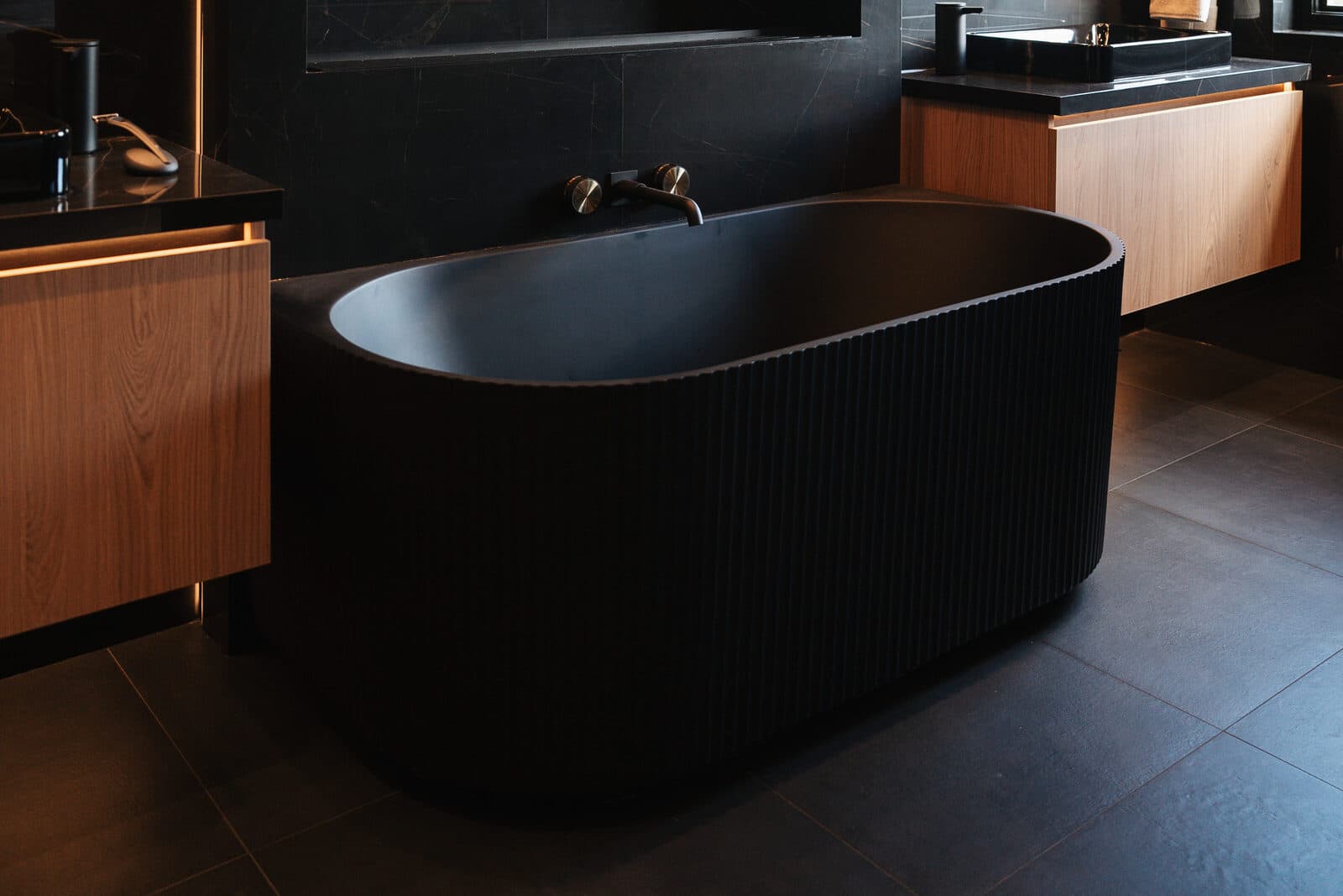 Fluted freestanding tub with warm brass fittings
